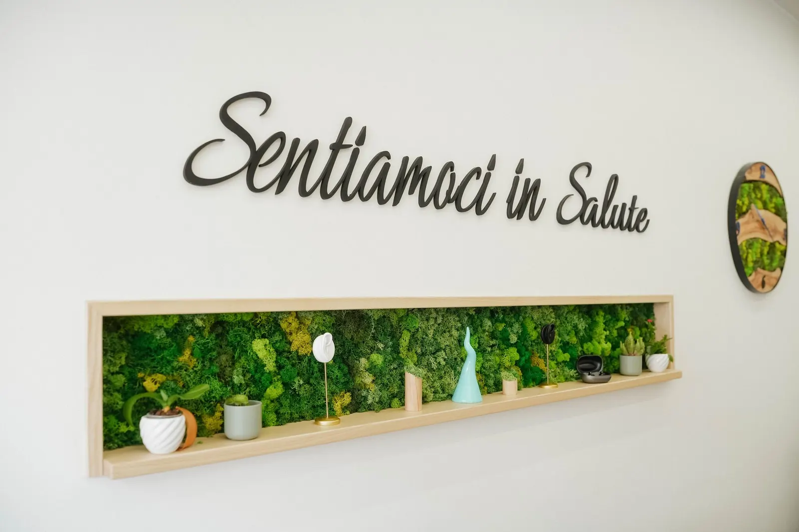 Interno del centro con il claim "Sentiamoci in Salute".